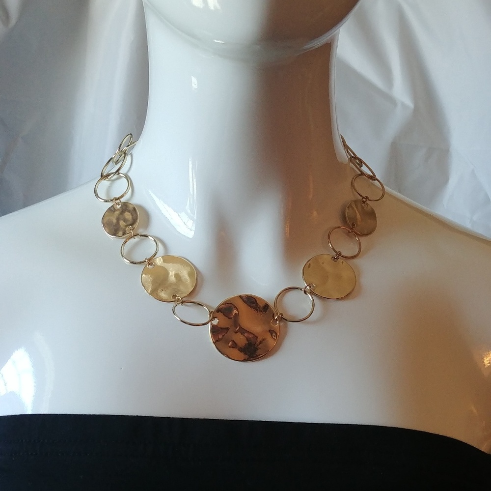 💥 BOGO NWT Gold Circle Fashion Necklace Size 19"